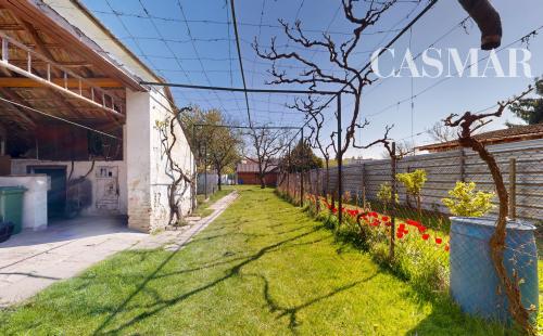 VIRTUÁLNA PREHLIADKA / Priestranný rodinný dom s veľkým potenciálom