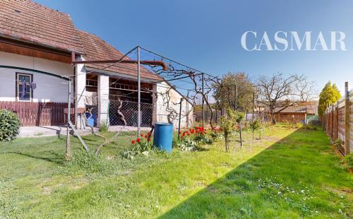 VIRTUÁLNA PREHLIADKA / Priestranný rodinný dom s veľkým potenciálom