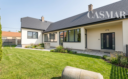 VIRTUÁLNA PREHLIADKA / Priestranný rodinný dom s veľkým potenciálom