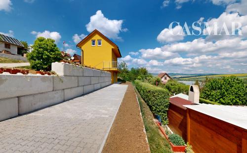 Novostavba chaty s výhľadom na Kunovskú priehradu – bezpečie a komfort