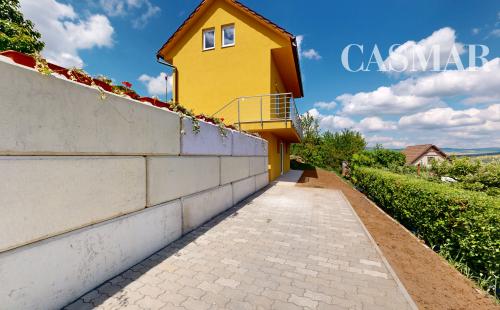 Novostavba chaty s výhľadom na Kunovskú priehradu – bezpečie a komfort