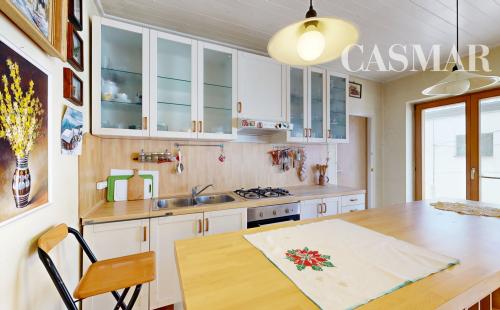 🏡 Priestranný rodinný dom v centre Hrnčiaroviec nad Parnou
