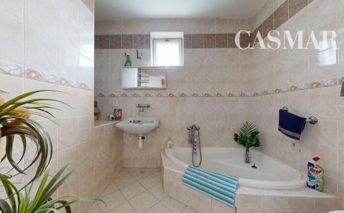 🏡 Vidiecky rodinný dom s veľkou záhradou a vínnou pivničkou – Trstín