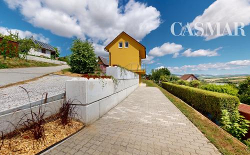 Novostavba chaty s výhľadom na Kunovskú priehradu – bezpečie a komfort