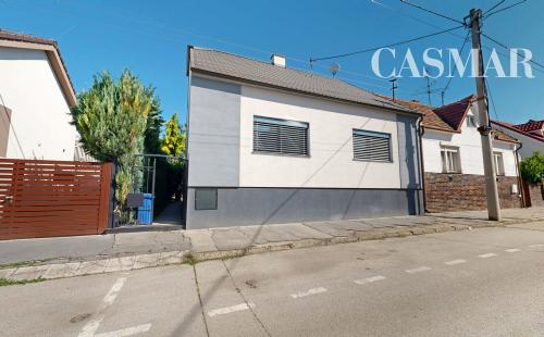 2-IZBOVÝ RODINNÝ DOM PO REKONŠTRUKCII S KRÁSNOU ZÁHRADOU A ALTÁNKOM V TRNAVE – KOPÁNKA
