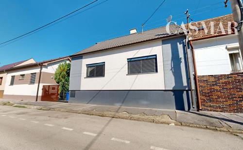 2-IZBOVÝ RODINNÝ DOM PO REKONŠTRUKCII S KRÁSNOU ZÁHRADOU A ALTÁNKOM V TRNAVE – KOPÁNKA