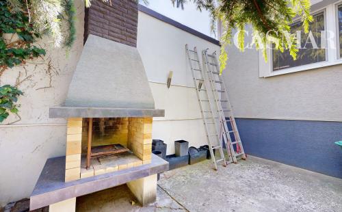 2-IZBOVÝ RODINNÝ DOM PO REKONŠTRUKCII S KRÁSNOU ZÁHRADOU A ALTÁNKOM V TRNAVE – KOPÁNKA