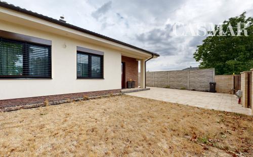 Moderný 4-izbový bungalov s maximálnym súkromím a veľkým pozemkom