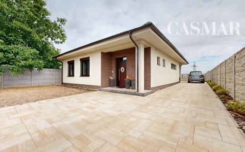 Moderný 4-izbový bungalov s maximálnym súkromím a veľkým pozemkom