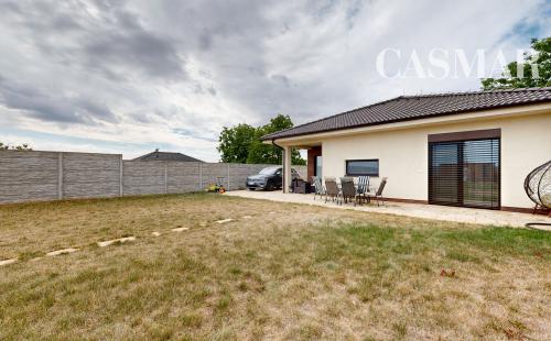 Moderný 4-izbový bungalov s maximálnym súkromím a veľkým pozemkom
