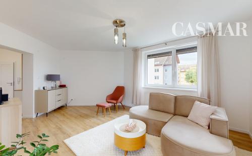 Priestranný 2-izbový byt s loggiou v lokalite plnej zelene