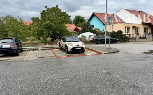 Priestranný 2-izbový byt s loggiou v lokalite plnej zelene