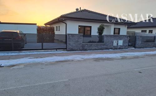 NA PRENÁJOM 4-izbový bungalov Špačince – Poľná ulica