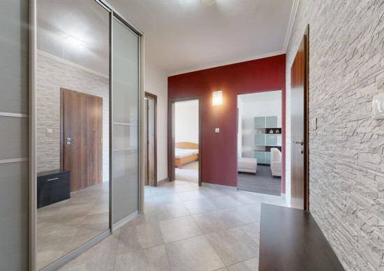 🏡 Predaj zariadeného 3-izbového bytu po kompletnej rekonštrukcii s loggiou na Nerudovej ulici v Trnave