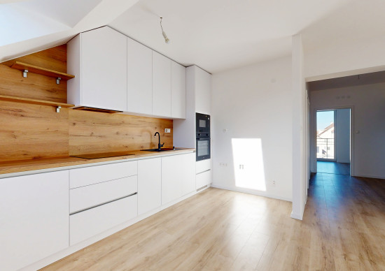 POLIANKY / Priestranný 3-izbový byt s loggiou a kuchynskou linkou