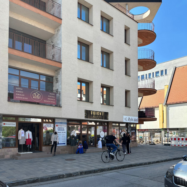 TOP lokalita! Priestranný obchodný priestor 258 m² v centre