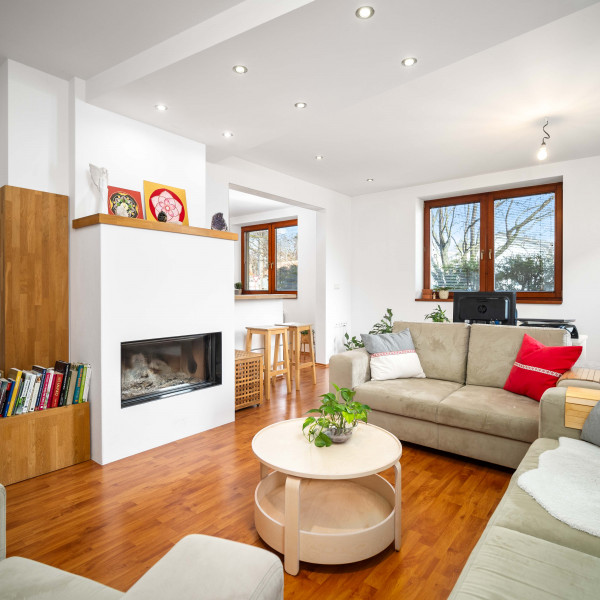 Pekný dvojpodlažný RD v Modranke so samostatnou bytovou jednotkou v prístavbe!!!