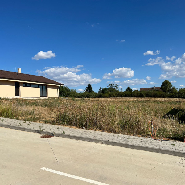 CASMAR - Na predaj pekný stavebný pozemok 644 m2, Zvončín