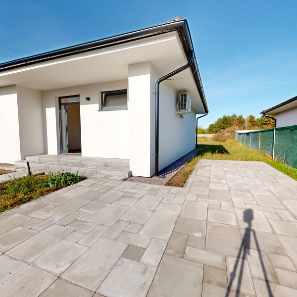 NOVOSTAVBY NOVÉ ZÁMKY - Pekné 4.izb.rodinné domy typu bungalov