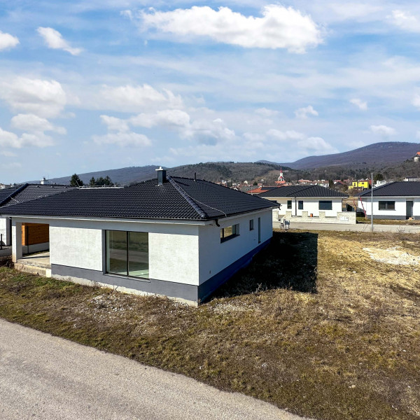 REZERVOVANÉ! Novostavba- Bungalov s pekným výhľadom na Smolenický  zámok!!