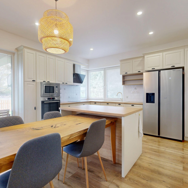 NA PREDAJ!! Moderný 4-izbový rodinný dom v tichej lokalite