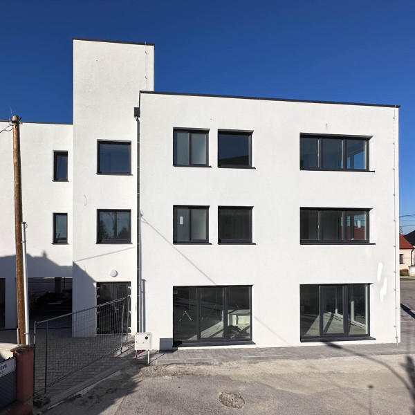 Novovybudovaný bytový dom s bytmi a polyfunkciou na predaj!!! Obec Červeník pri Trnave!