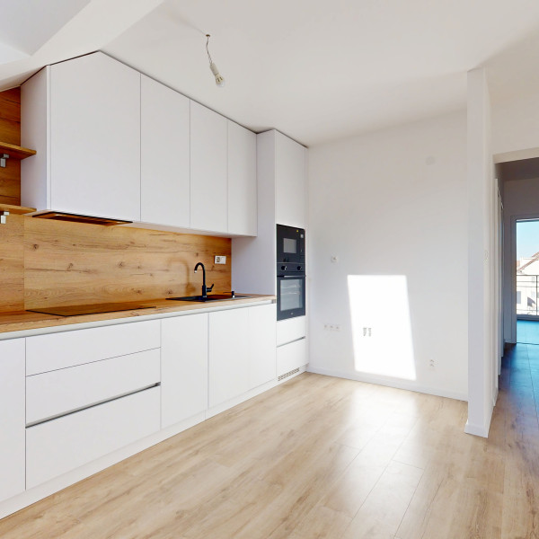 POLIANKY / Priestranný 3-izbový byt s loggiou a kuchynskou linkou