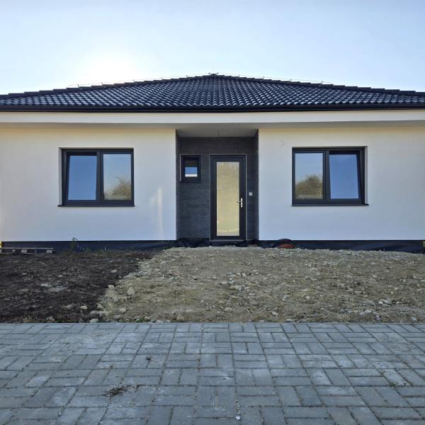 Novostavba 4-izbového bungalovu v novej lokalite – Slovenská Nová Ves