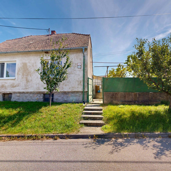 PREDAJ – STARŠÍ TEHLOVÝ RODINNÝ DOM V HRNČIAROVCIACH NAD PARNOU PRI TRNAVE