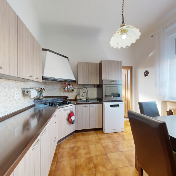 Priestranný 4-izbový byt s vysokými stropmi, vlastnou záhradou a 2 parkovacími miestami – Boleráz