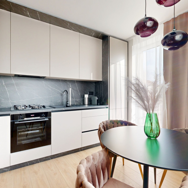 Štýlový 3-izbový byt so zariadením, loggiou a balkónom