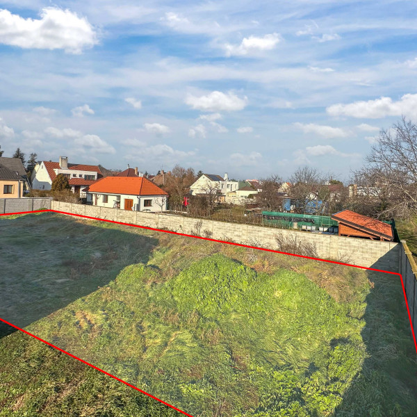 Na PREDAJ!!! Slnečný,  stavebný pozemok ,oplotený v obľúbenej časti Trnavy  na Kozáckej ulici.