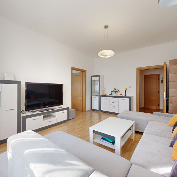 Priestranný 4-izbový byt s vysokými stropmi, vlastnou záhradou a 2 parkovacími miestami – Boleráz