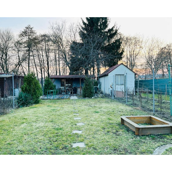 NA PREDAJ: Priestranná záhrada s chatkami – obľúbená záhradkárska lokalita Kamenný mlyn, Trnava