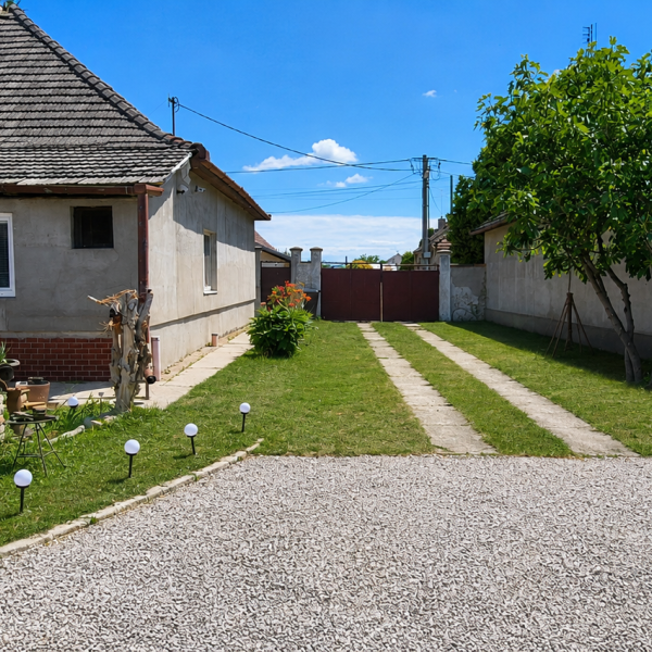 4.izbový rodinný dom s veľkým pozemkom 2380m2 - Dolné Saliby