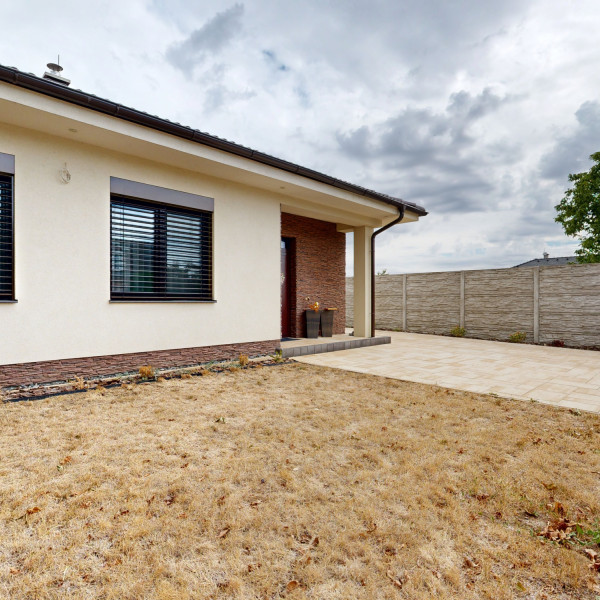 Moderný 4-izbový bungalov s maximálnym súkromím a veľkým pozemkom