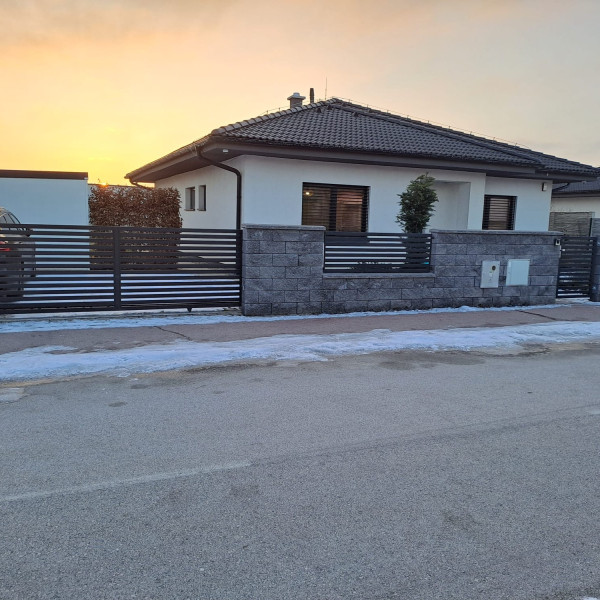NA PRENÁJOM 4-izbový bungalov Špačince – Poľná ulica