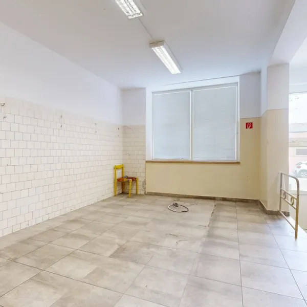 PREDAJ: Obchodný priestor 50,30 m² v Trnave, Štefana Moyzesa 11